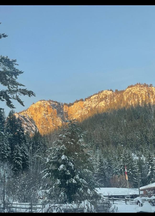 Camels Hump Guest Ranch Lumby Exterior photo