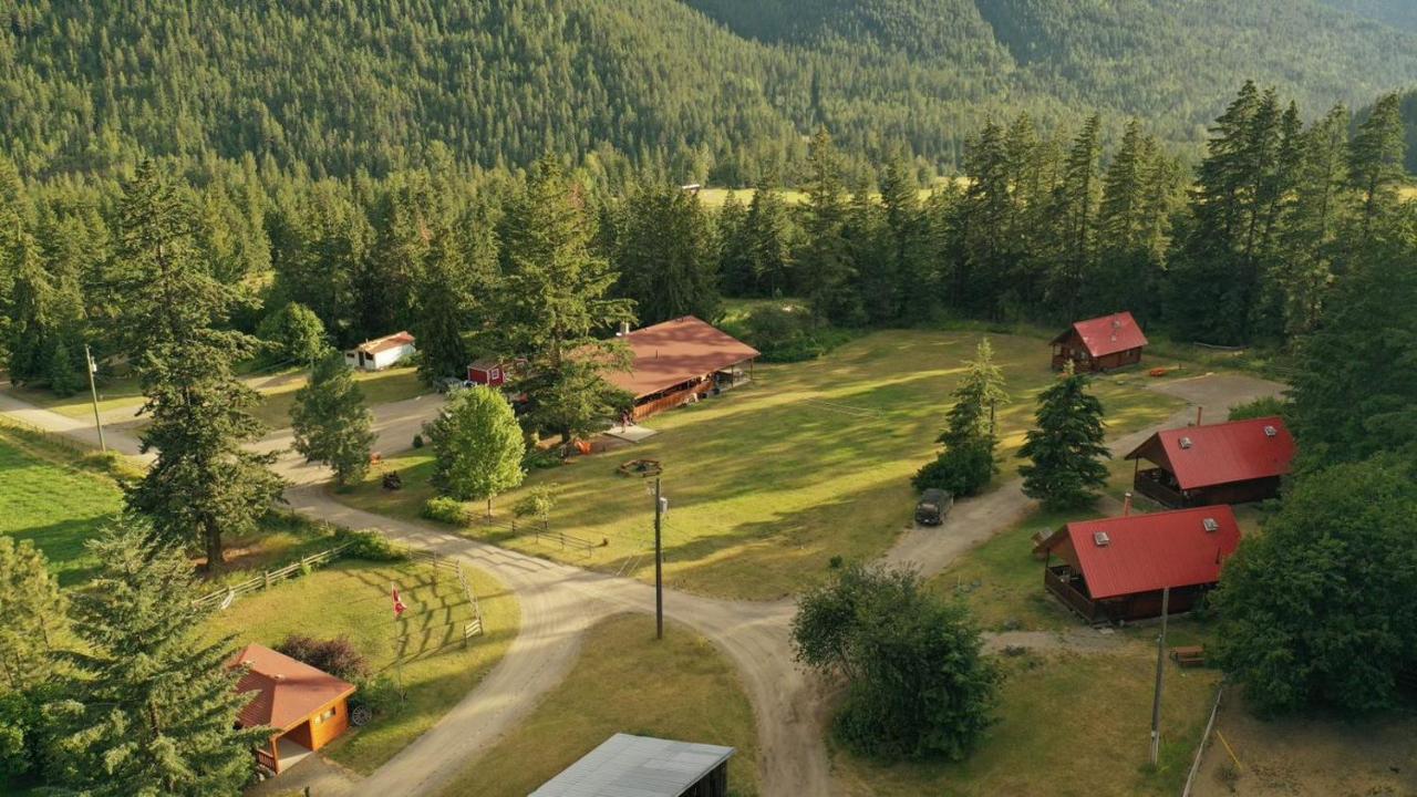 Camels Hump Guest Ranch Lumby Exterior photo